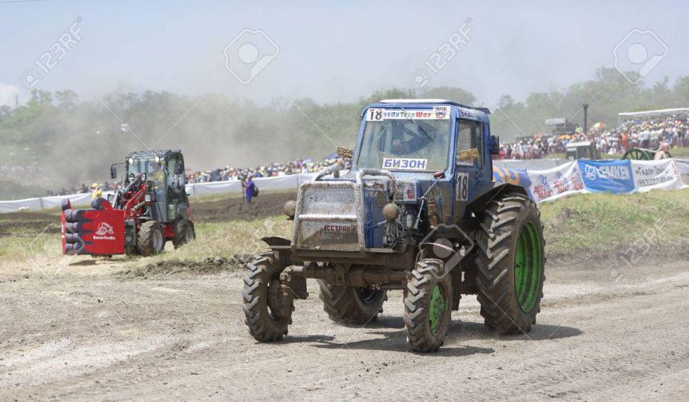 El rally con tractores que es furor en Rusia