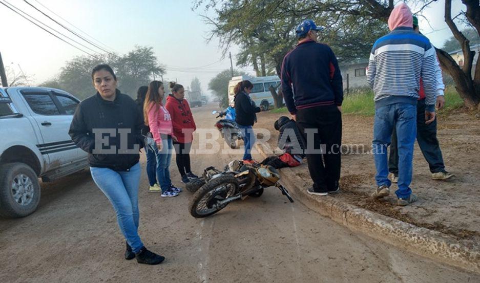 Un empleado municipal y un menor heridos tras fuerte choque de motos