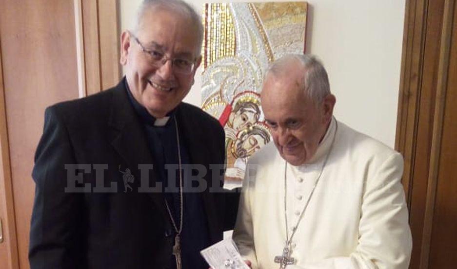 El obispo de Añatuya Melitón Chvez entregndole un presente al papa Francisco