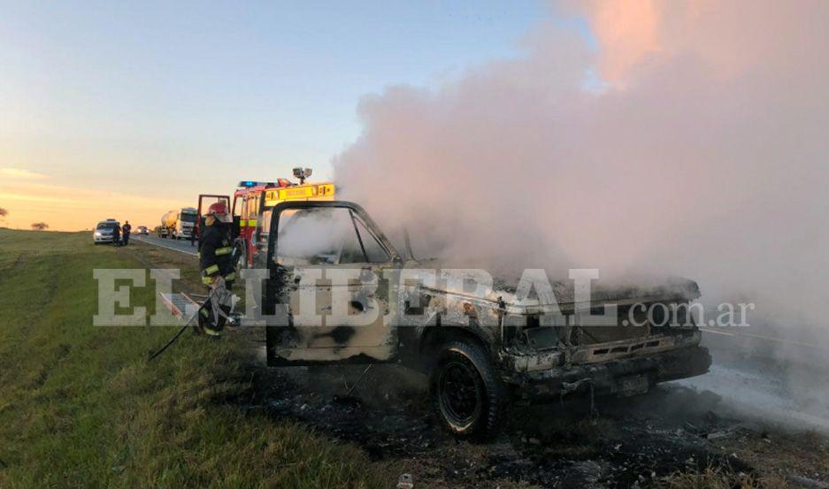 Tres personas viajaban de Santiago a Las Termas y su camioneta se incendioacute