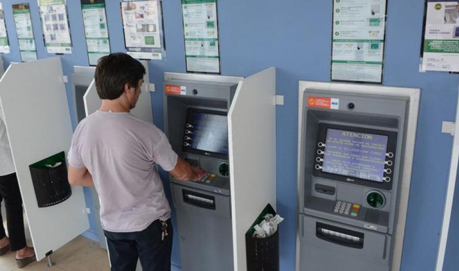 Los empleados puacuteblicos cobran el sueldo el jueves 30