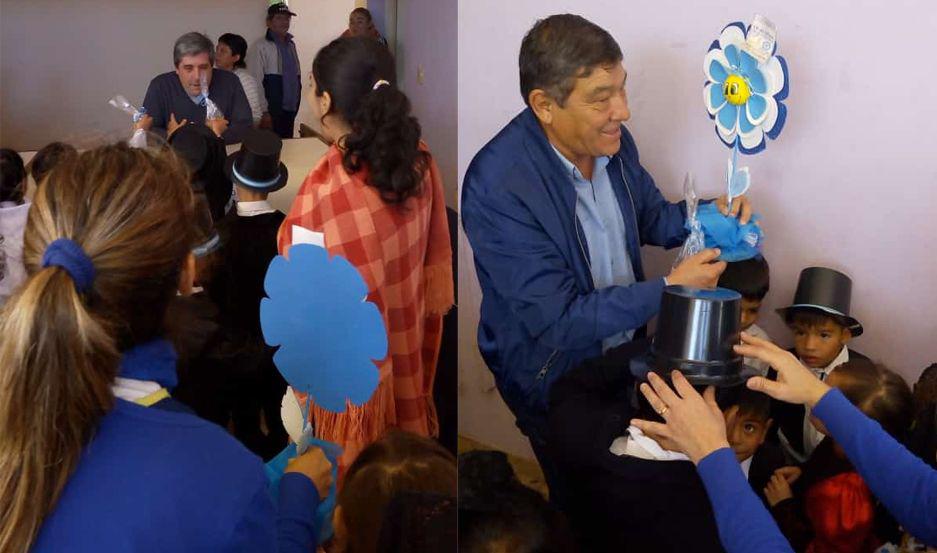 Pequentildeos patriotas repartieron escarapelas en Tintina