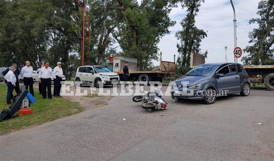Motociclista sufrioacute heridas al ser embestido por un auto