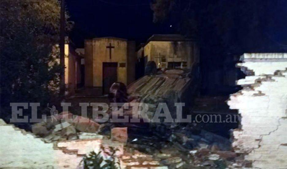 Perdioacute el control del auto y terminoacute en un cementerio