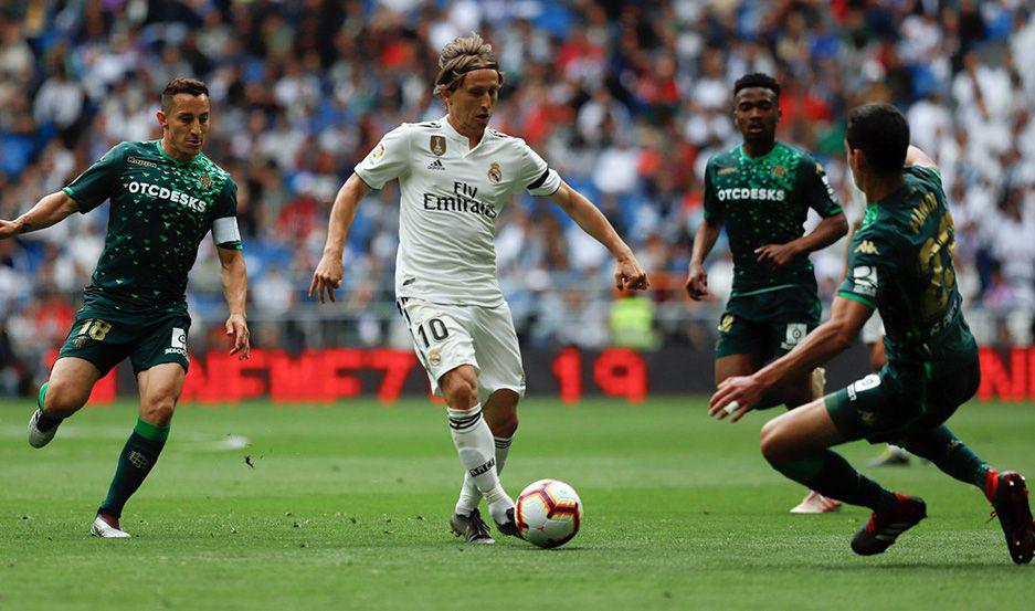 Real Madrid se despidioacute con una dura caiacuteda ante Betis