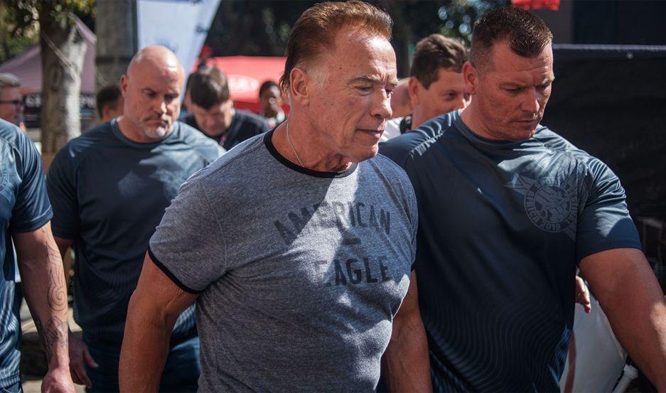 Terminator no la vio venir- Schwarzenegger recibioacute una patada voladora de un fan