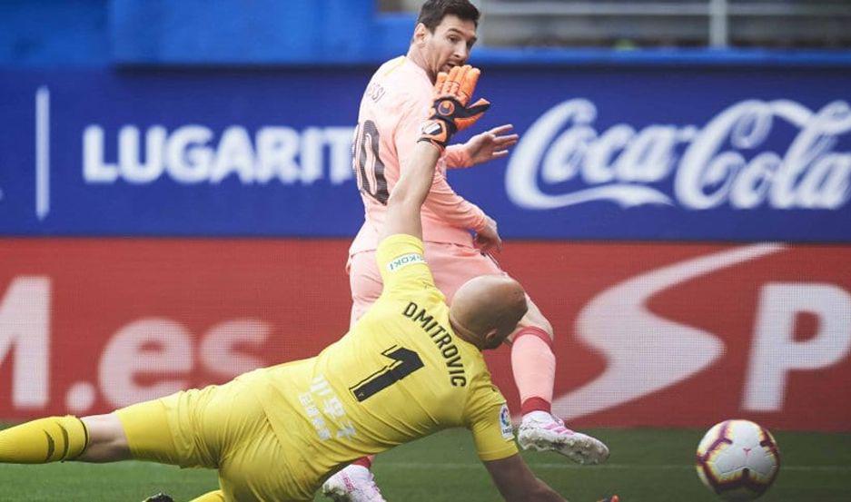 El campeoacuten Barcelona empatoacute ante Eibar con un doblete de Messi