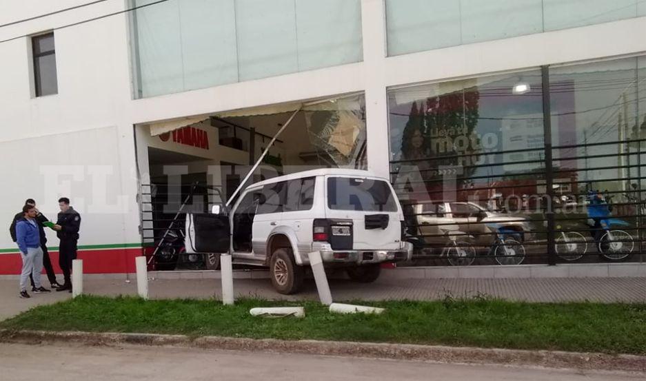 Camioneta se estrelloacute contra una concesionaria en La Banda