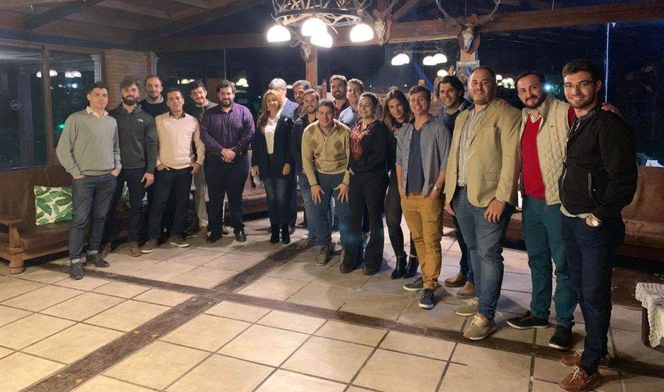 Bandentildeo en encuentro de la Unioacuten Argentina de Joacutevenes Empresarios