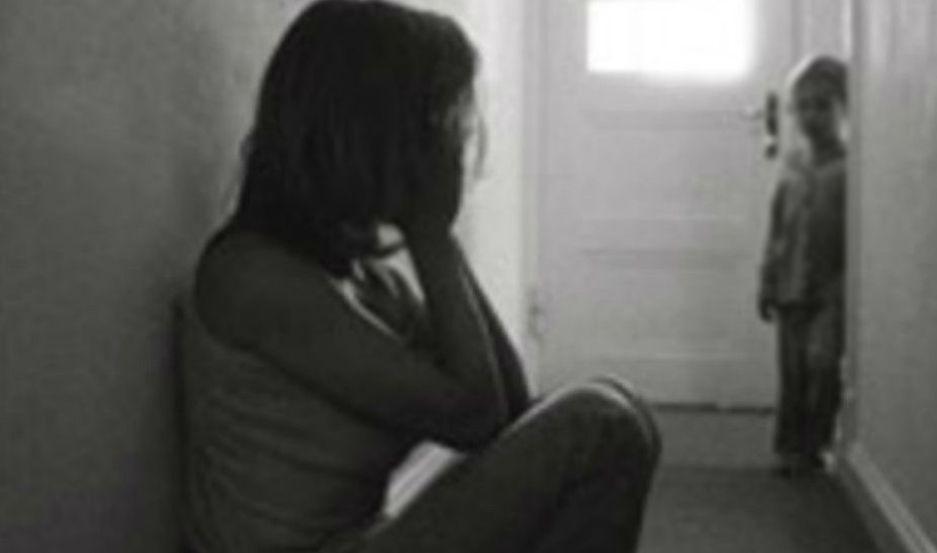 Le pidioacute a sus hijos que no entren a la pieza aunque escuchen ruidos e intentoacute matar a su ex