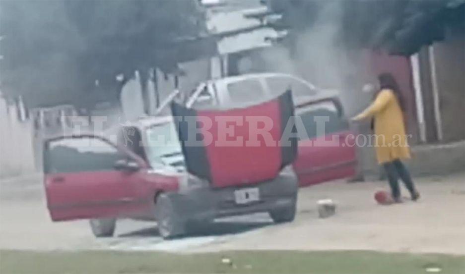 Vecinos frienses sofocaron el incendio de un auto