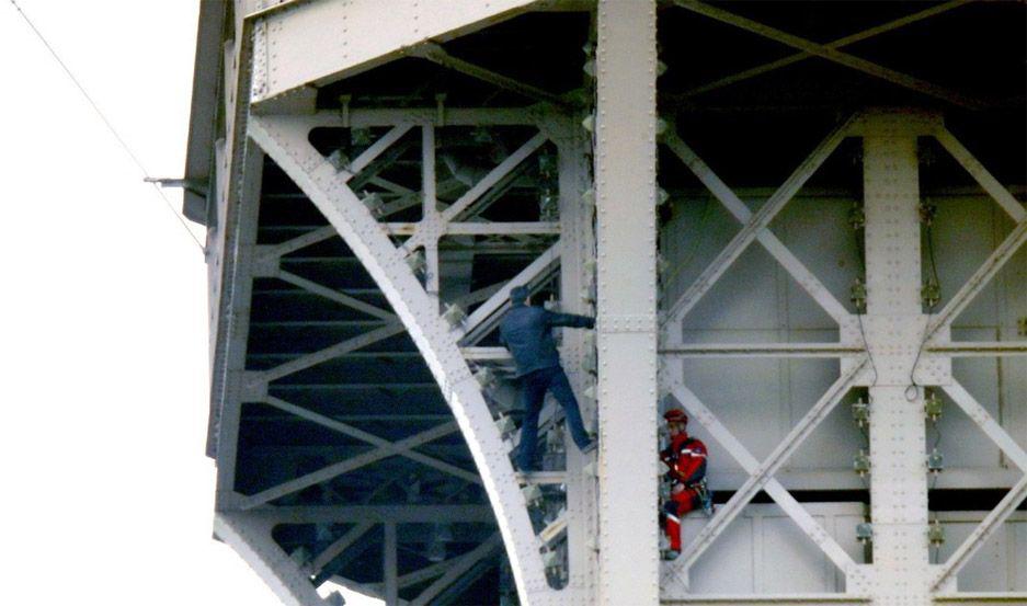 VIDEO  Un hombre escaloacute la Torre Eiffel y tuvieron que evacuarla