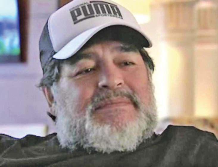 Maradona protagonizoacute nuevos escaacutendalos