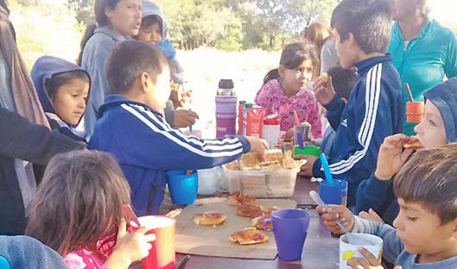 Puentes Solidarios compartioacute merienda  y juegos en La Tijera