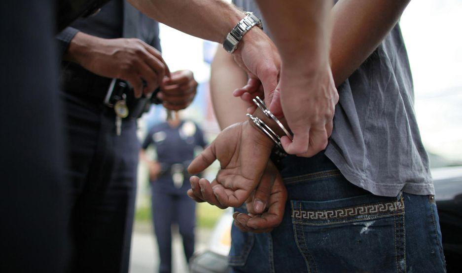 Un policiacutea se graboacute teniendo sexo con una menor y terminoacute detenido