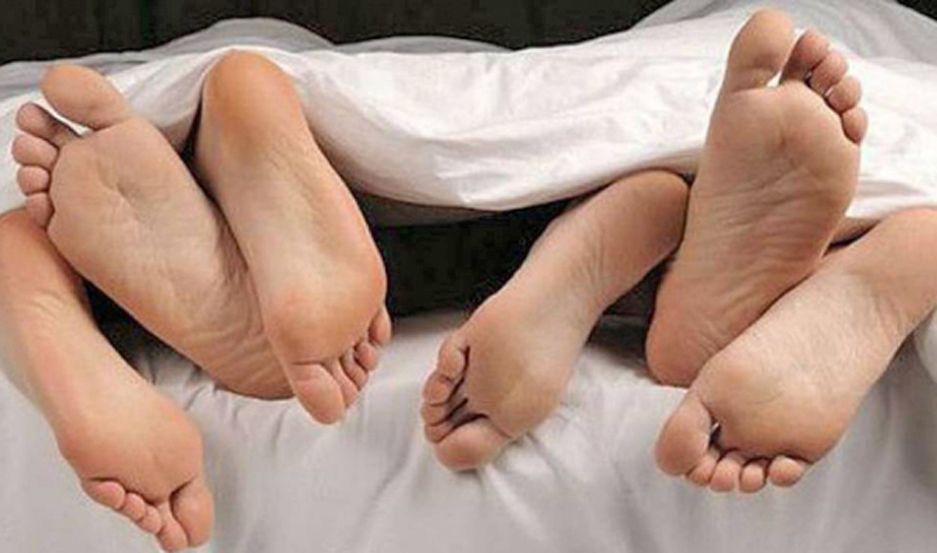 Mujer irrumpe en albergue frustra noche hot de su ex y le destroza el auto a palos