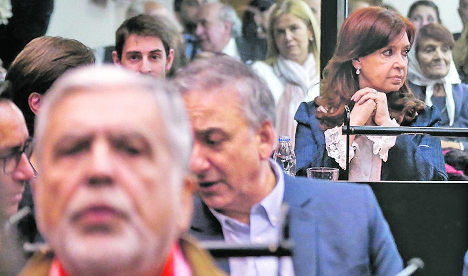 El gran desafiacuteo de CFK fue esquivar las miradas  y evitar el cruce con sus exfuncionarios acusados