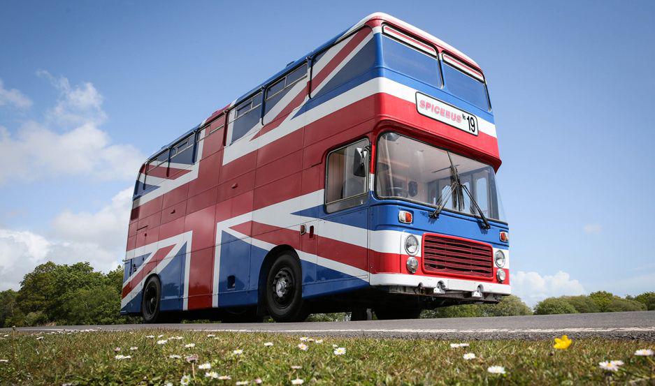 Miraacute coacutemo quedoacute el bus de las Spice Girls que se convierte en alojamiento turiacutestico
