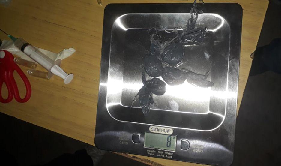 Encuentran bagullos de marihuana en poder de un detenido