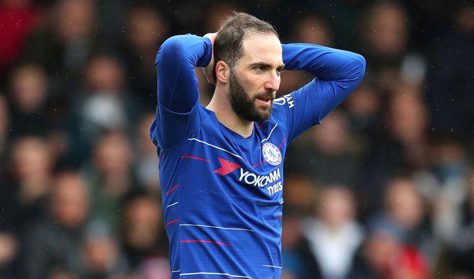 VIDEO El fastidio de Higuaiacuten en Chelsea a seis diacuteas de la final