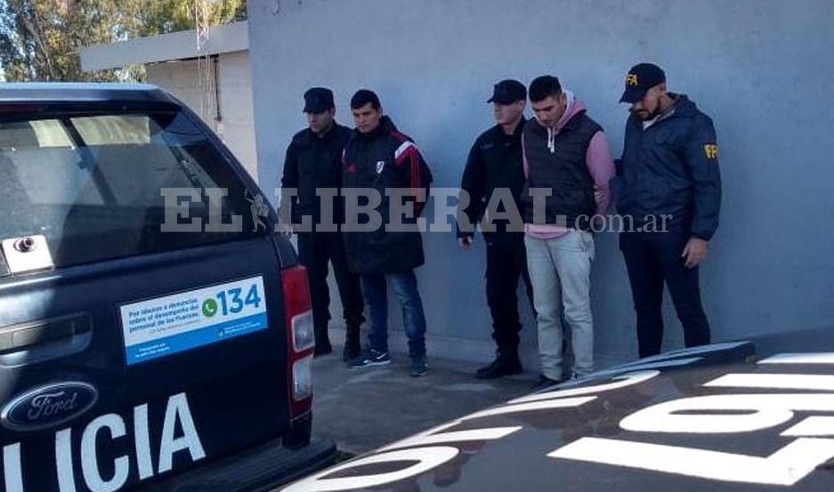 La policiacutea Federal de Santiago detuvo y trasladoacute a dos frienses hasta Catamarca