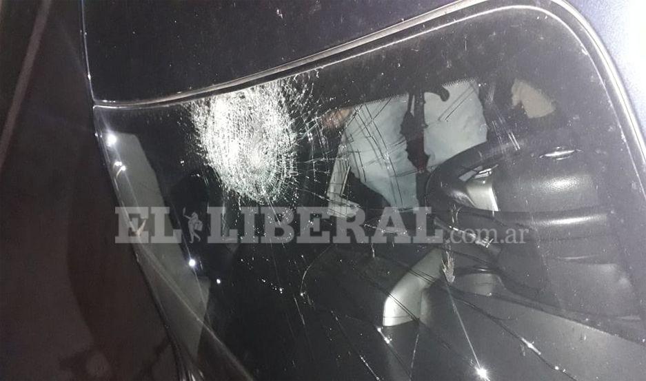 El automóvil terminó con el parabrisas dañado