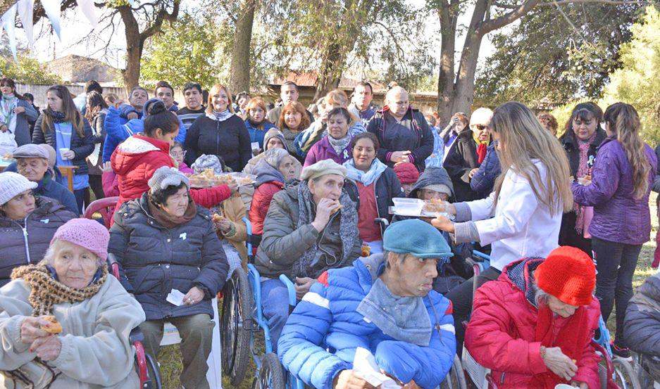 Abuelos bandentildeos disfrutaron el chocolate patrio del 25 de Mayo