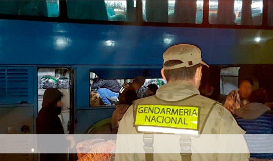 Gendarmeriacutea incautoacute maacutes de 3 millones de pesos en mercaderiacutea ilegal y 900000 sin aval en Cejolao y Friacuteas