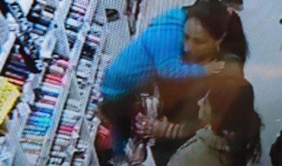 VIDEO Con un nintildeo en brazos mecheras robaron en pleno centro