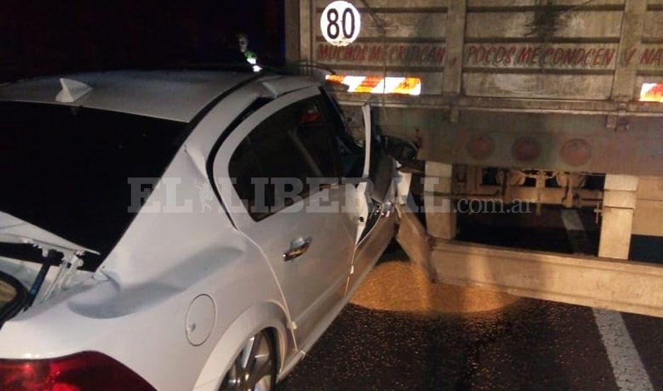 Auto se estrelloacute contra la parte trasera de un camioacuten- hay un herido