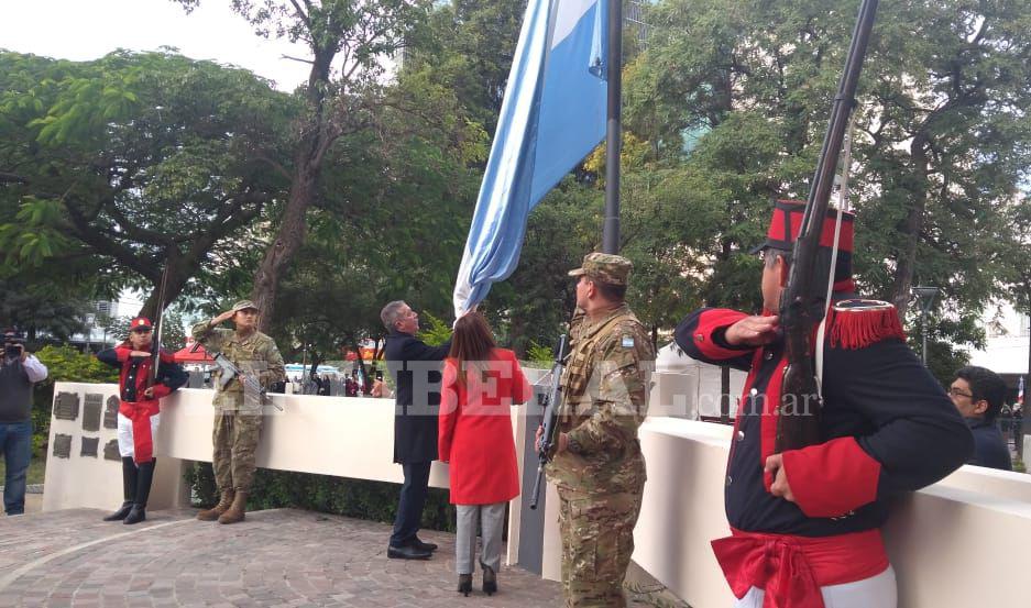 Con el izamiento de la bandera iniciaron los actos oficiales por el 25 de mayo