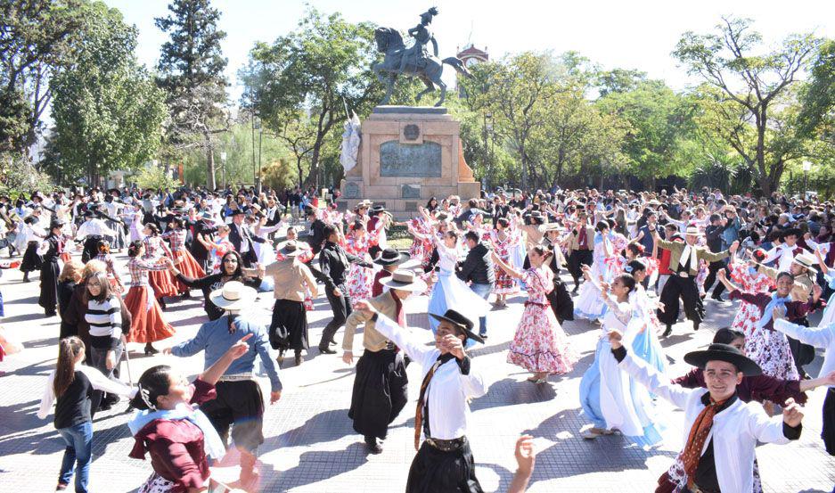 La Plaza Libertad fue escenario de un amplio despliegue de danzas tradicionales
