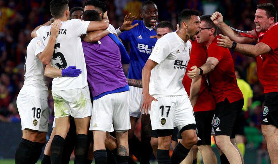 VIDEO  Messi marcoacute pero el Valencia gritoacute campeoacuten al ganar 2 a 1