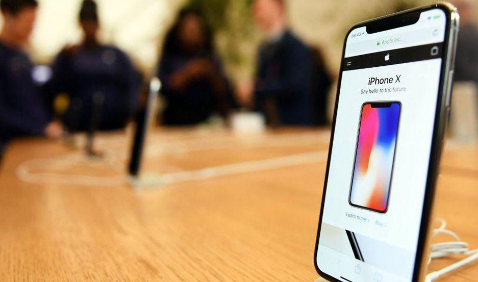 En dos antildeos y a pesar de la devaluacioacuten los celulares de alta gama subieron 18-en-porciento- en doacutelares