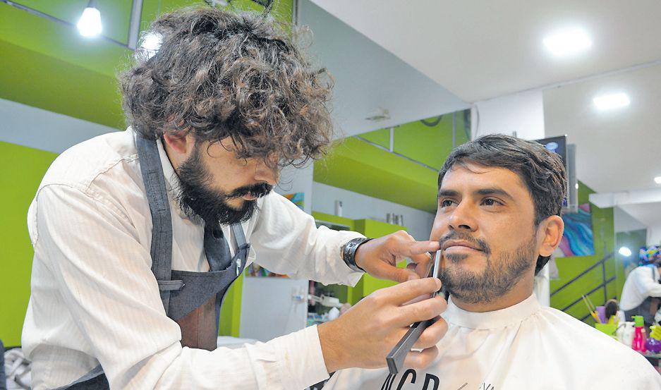 Las barberiacuteas un antiguo oficio que renacioacute en medio de la crisis