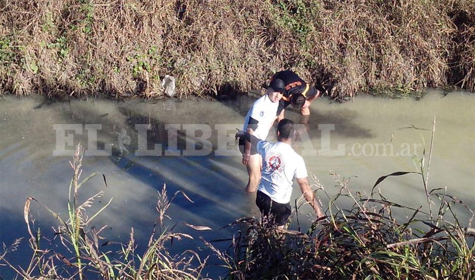 VIDEO Personal del Ger busca en una acequia un arma de fuego