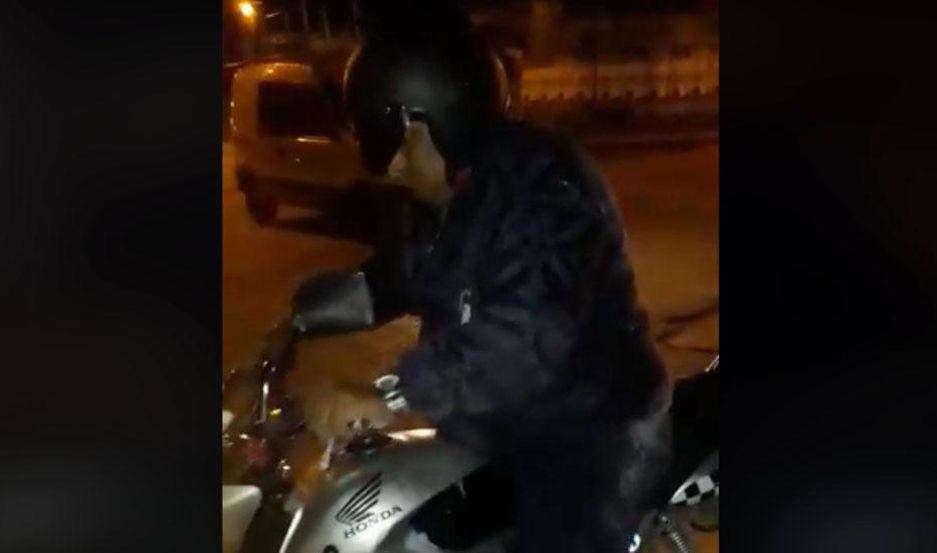 VIDEO  Filmaron a jefe de inspectores de traacutensito en moto y alcoholizado