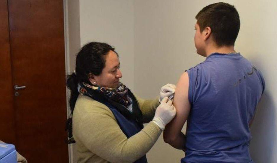 Continuacutea la campantildea de vacunacioacuten a empleados y vecinos de la Capital