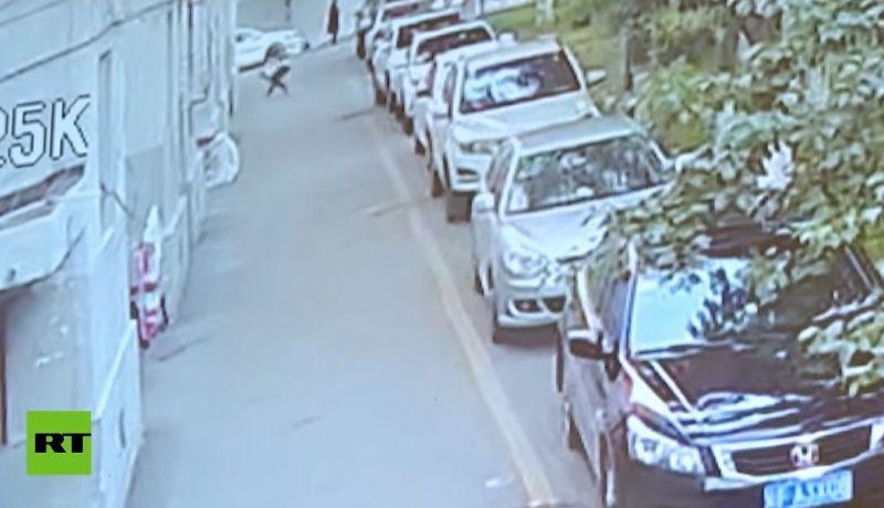 Heacuteroe sin capa- Salva a un bebeacute que cae al vaciacuteo desde el quinto piso