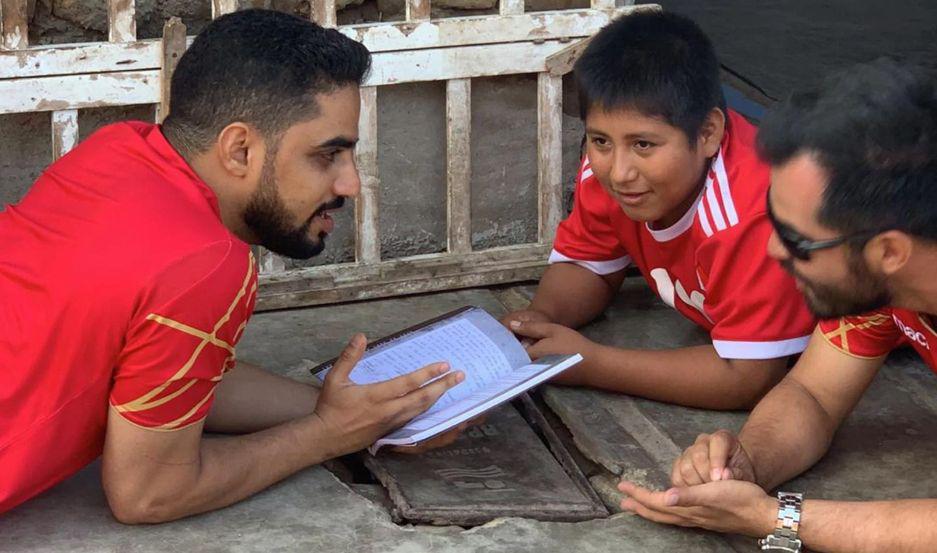 Un empresario le regalaraacute una casa al nene que estudiaba en la calle