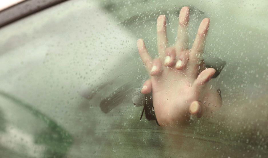 Sorprenden a mujer de 28 antildeos daacutendole sexo oral a un menor en el auto