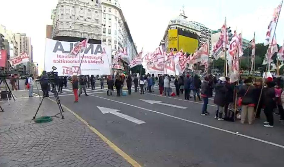 En Vivo Nuevo paro de la CGT y Buenos Aires es un caos de cortes y ollas populares