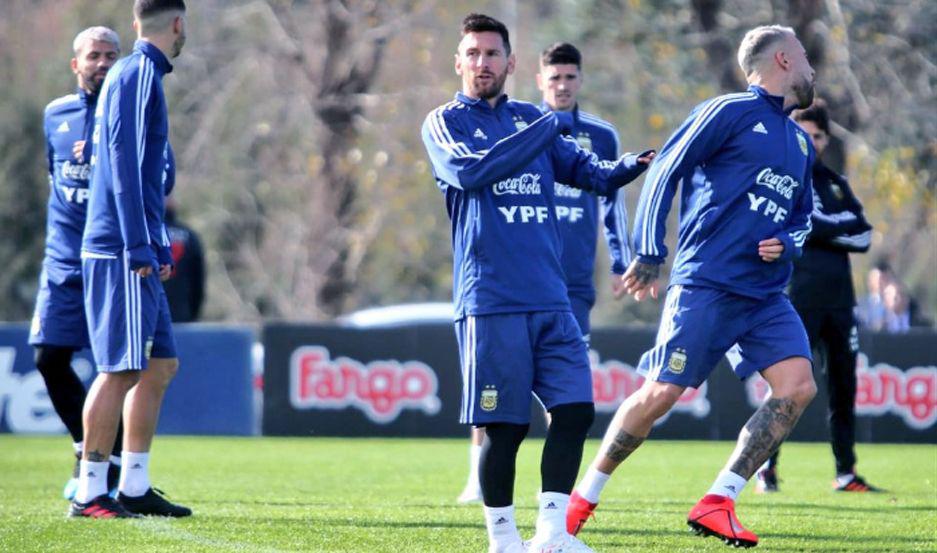Lionel Messi se entrenoacute con la Seleccioacuten