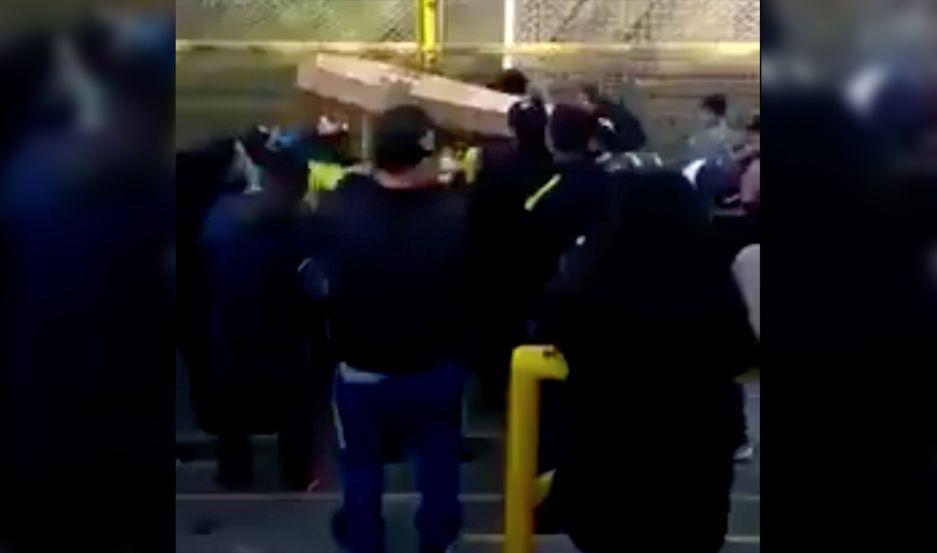 VIDEO Despidieron el cuerpo de un hincha a los tiros y cantando en la tribuna