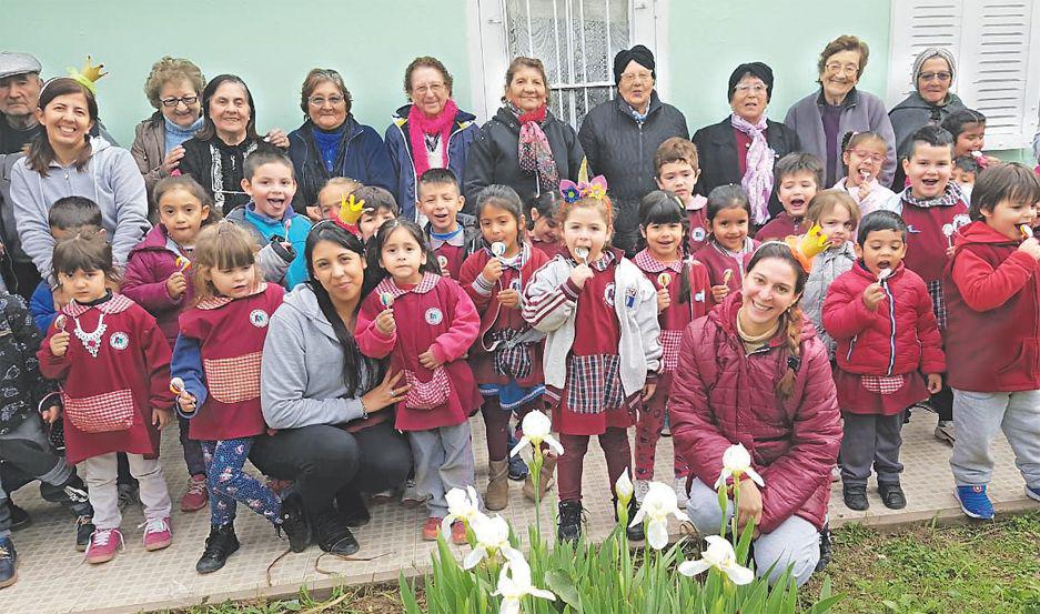 En la semana de los jardines  pequentildeos frienses visitaron  a los abuelos del Centro de Diacutea