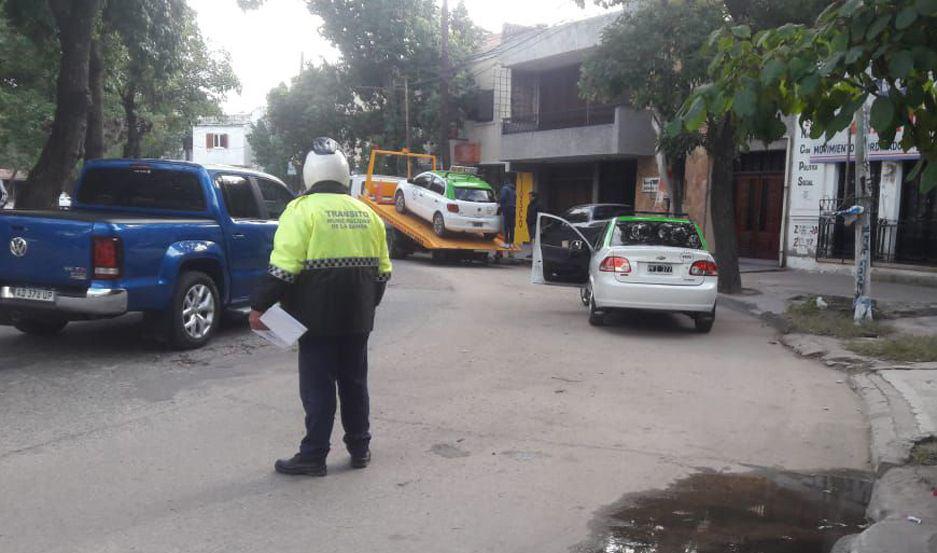 Secuestran una decena de remises ilegales en operativos municipales