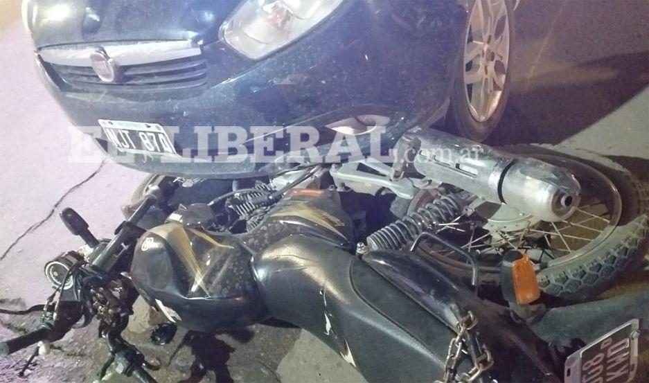 Motociclista herido al chocar con un automóvil