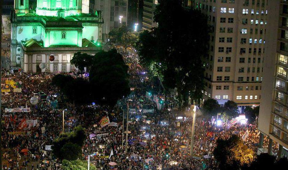 Marcha masiva a favor de la educacioacuten puacuteblica por las calles de Brasil
