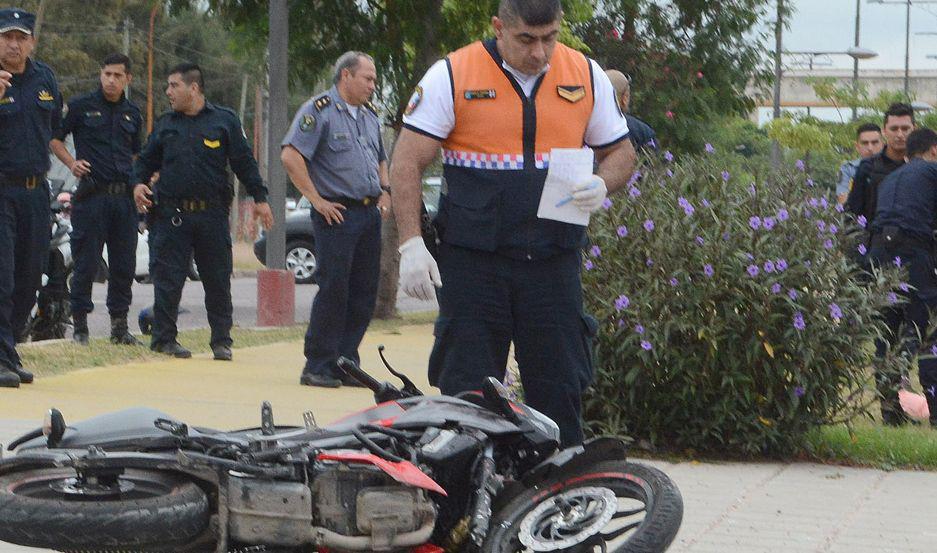 Choque entre un automoacutevil y una motocicleta dejoacute dantildeos materiales
