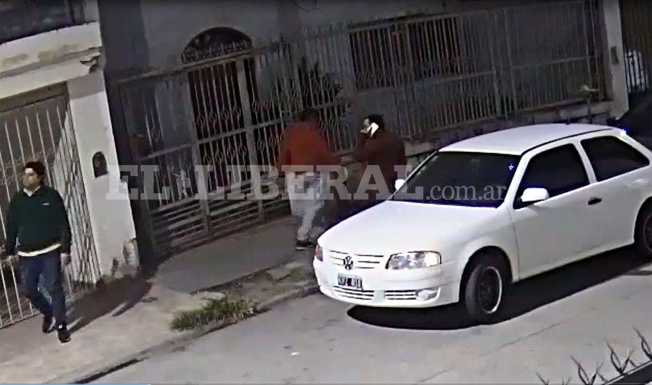 VIDEO  Miraacute coacutemo fuerzan la puerta de un auto y roban en pleno centro